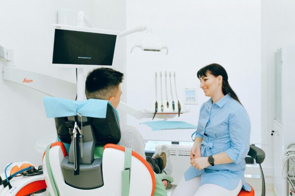 Îngrijirea sănătății orale și a implanturilor dentare