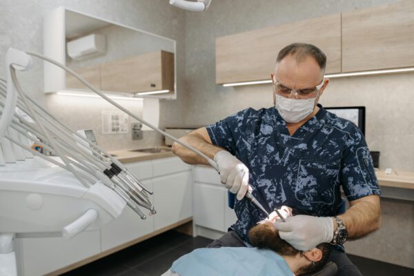 De ce ar trebui să faci vizite regulate la dentist chiar și în absența simptomelor