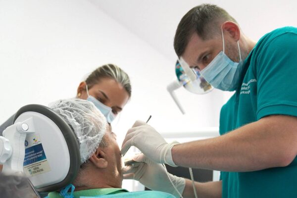 Când este cel mai bine să optezi pentru un implant dentar după pierderea unui dinte?