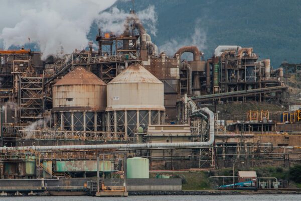 Ce reprezintă limitele de poluare pentru deversările în ape naturale?