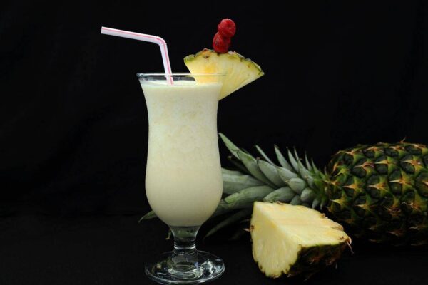 Piña colada la blender, textura cremoasă se decide înainte de gheață